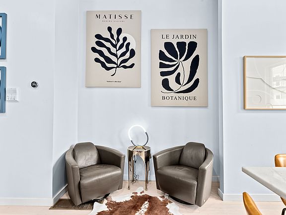 Private area for reading with great Italian leather chairs