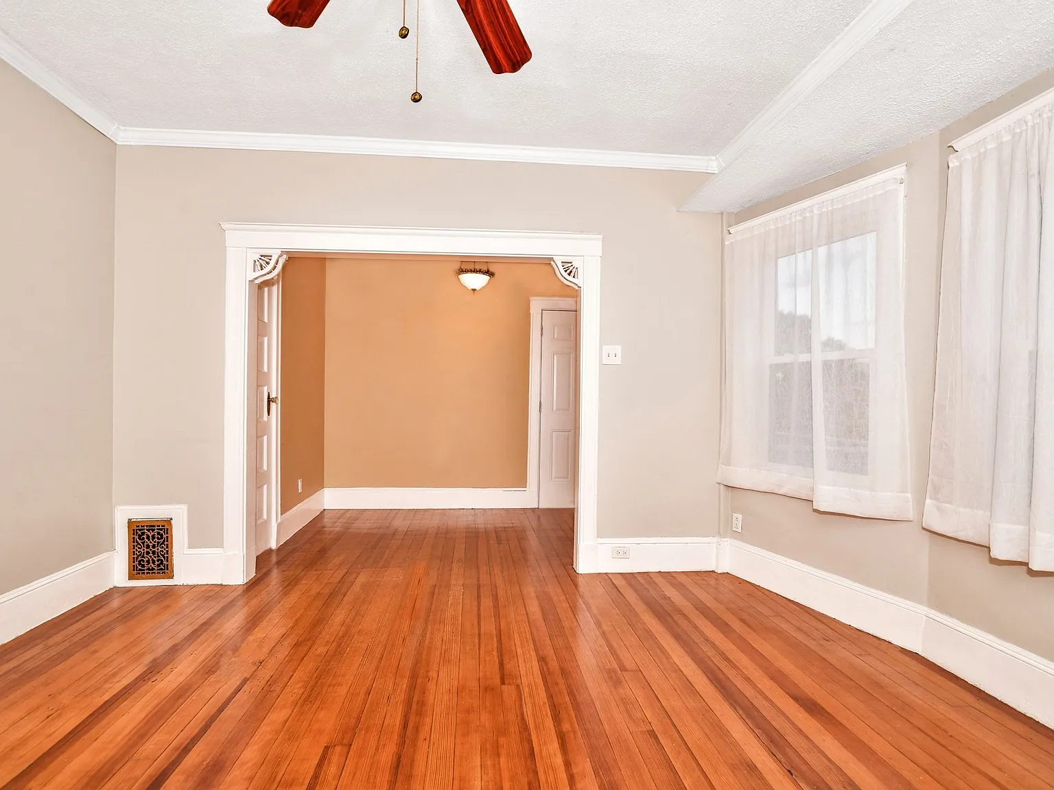 2 bed, 1.0 bath, 1300 sqft, $3,200 — Photo 4