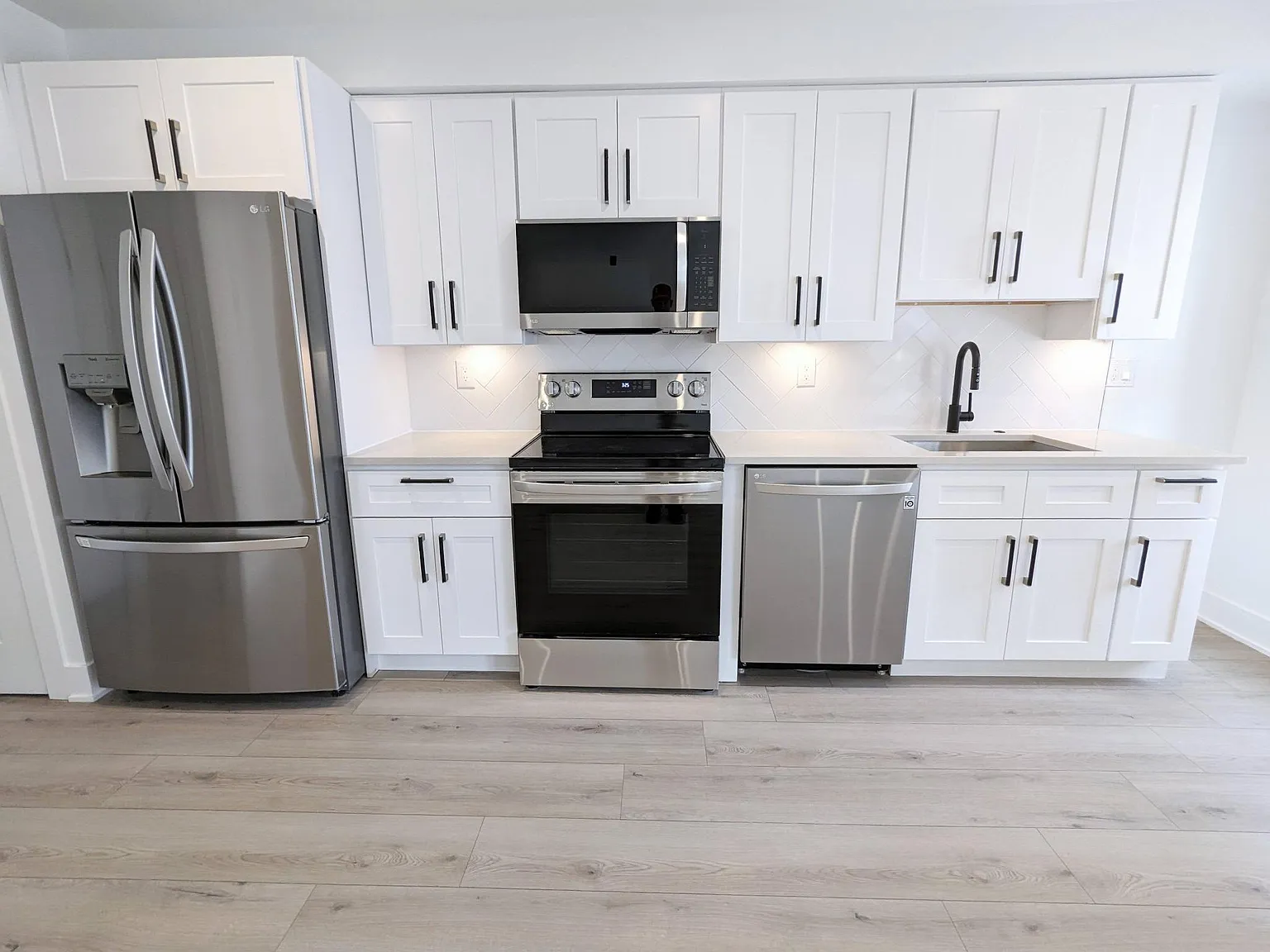 2 bed, 900 sqft, $1,665 — Photo 4
