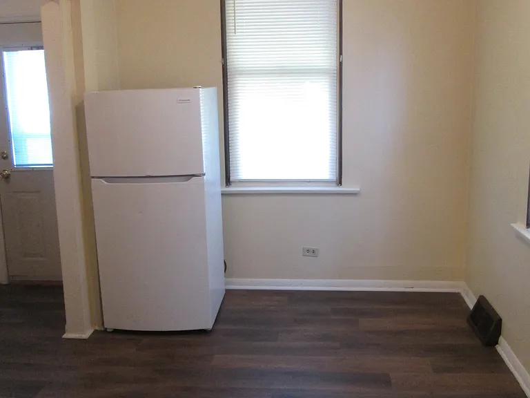 1208 Holmes St — Photo 11
