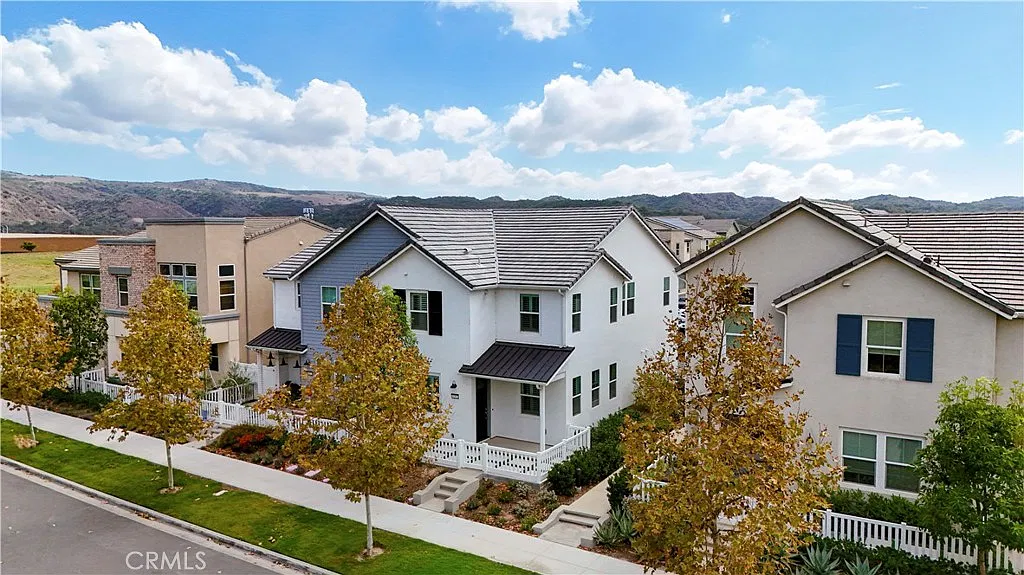 3 bed, 2.5 bath, 1810 sqft, $5,300 — Photo 3