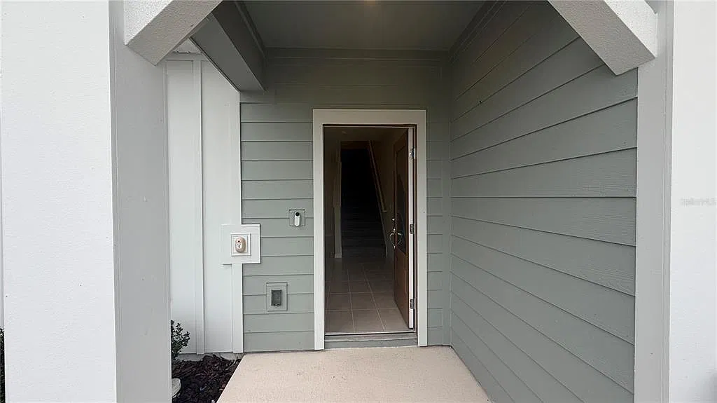 3 bed, 2.5 bath, 1683 sqft, $2,400 — Photo 3