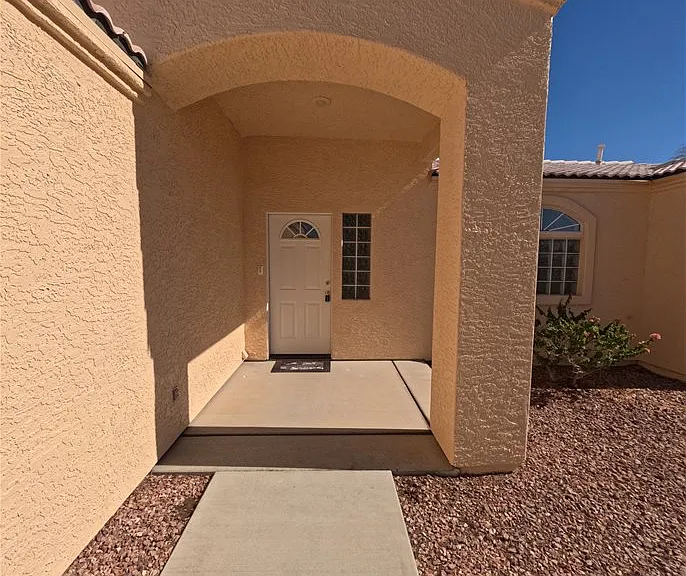 2112 E Desert Lakes Dr — Photo 3