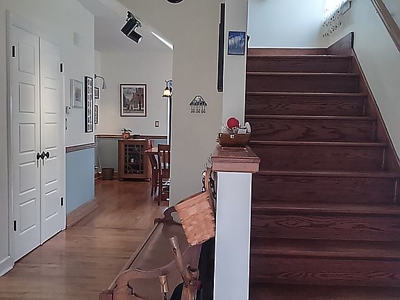 Entry Foyer & Oak Staircase