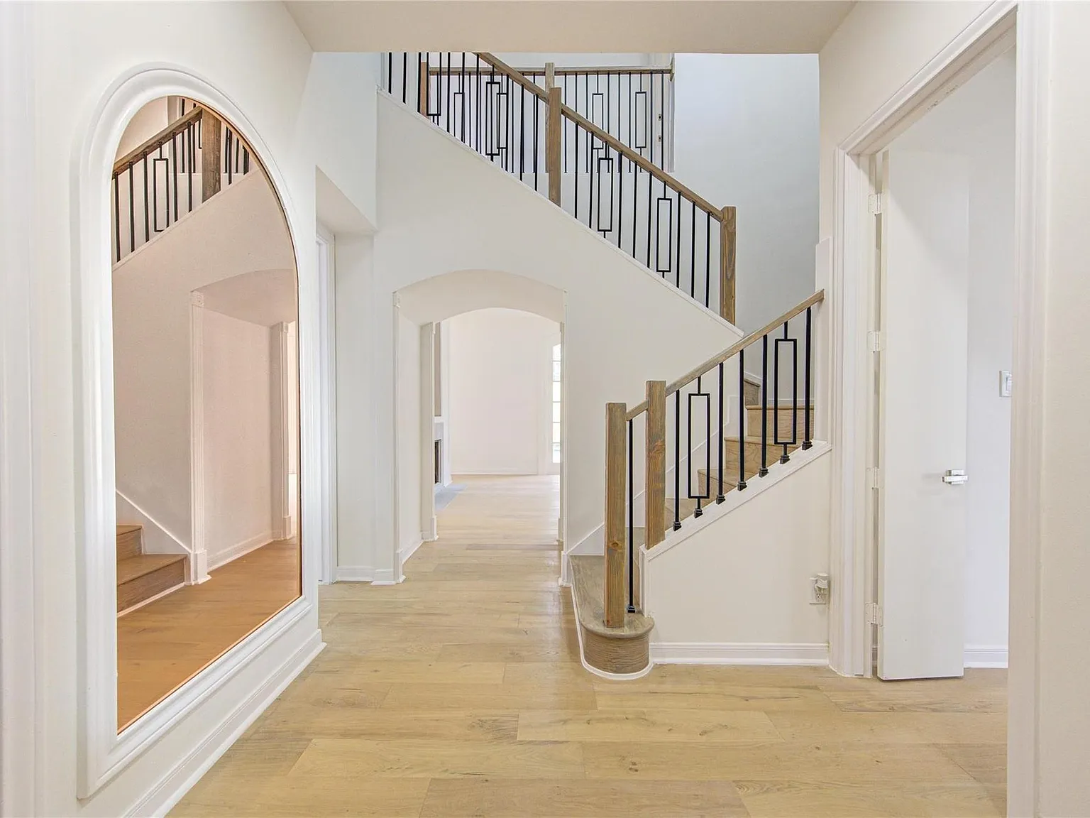 5 bed, 4.5 bath, 4915 sqft, $12,500 — Photo 4