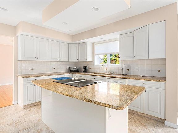 3rd image of 20 Blossom Ct