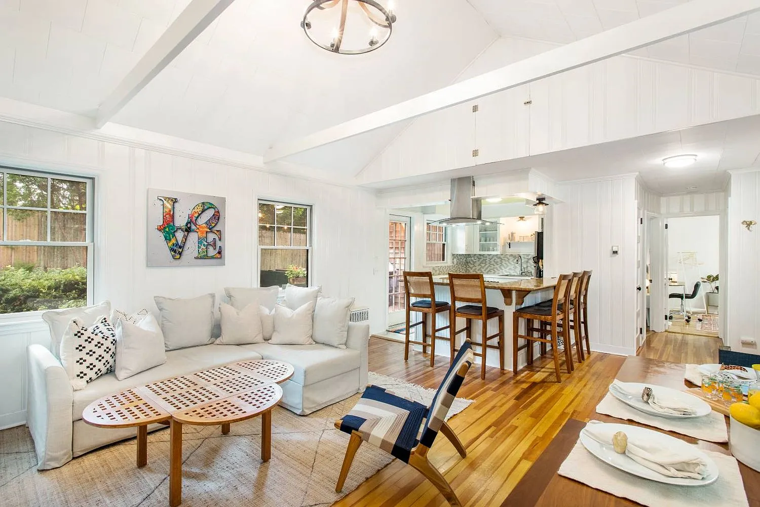 Beautifully Updated & Furnished Sag Harbor Beach Cottage — Photo 4