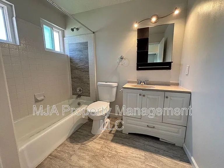 1817 E Vine St — Photo 8