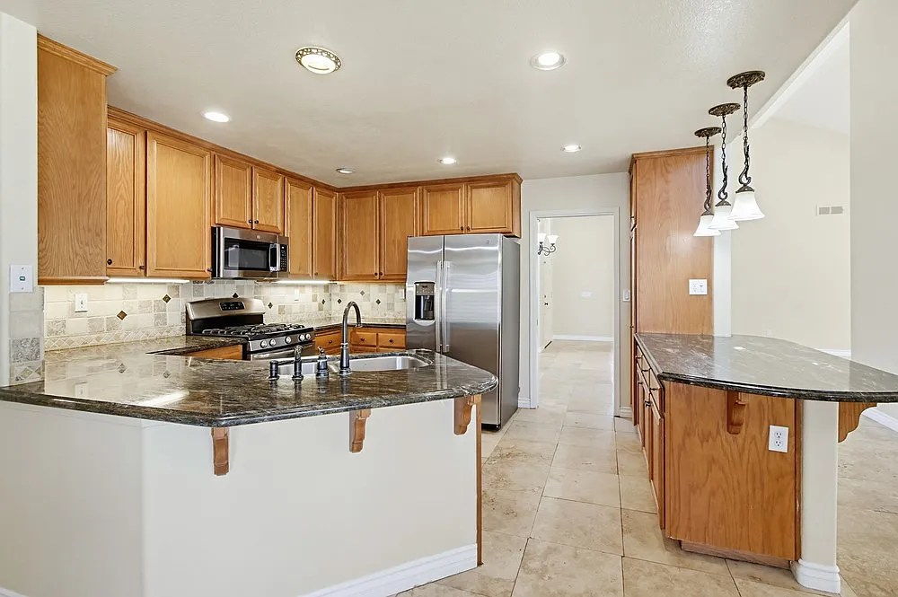 4 bed, 2160 sqft, $5,200 — Photo 4