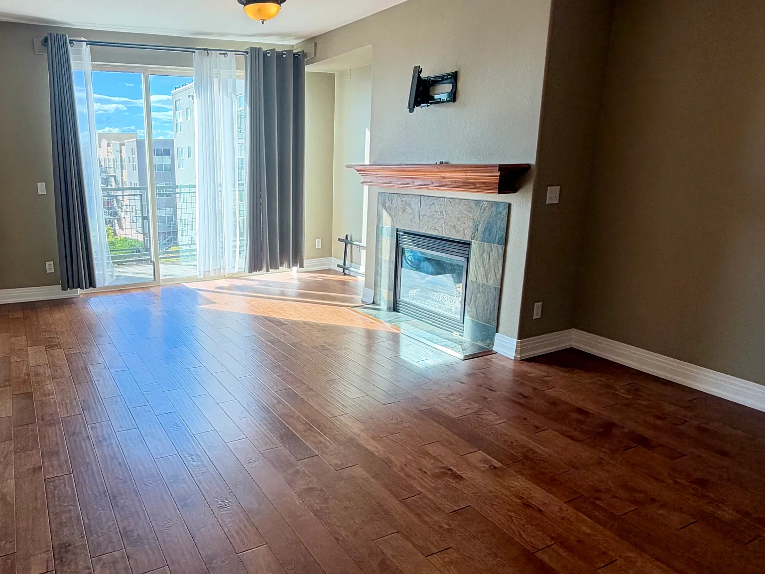 1 bed, 946 sqft, $1,750 — Photo 3