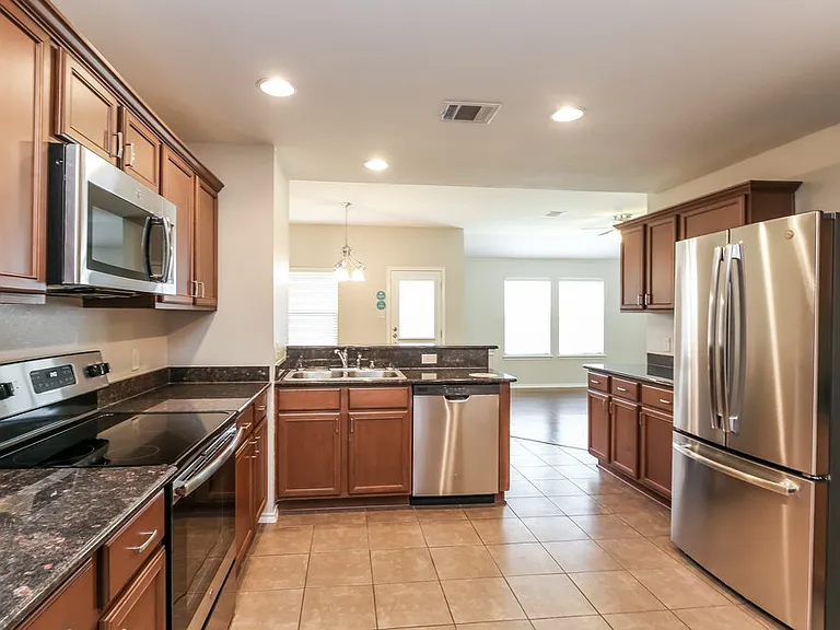 2116 Meadow View Dr — Photo 6