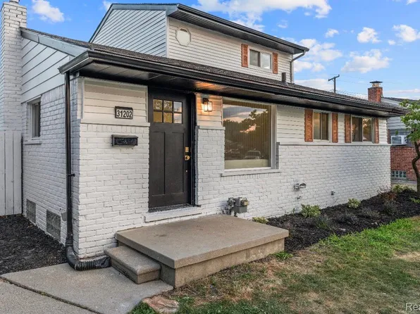 31202 Summer Ln E, Fraser, MI 48026
