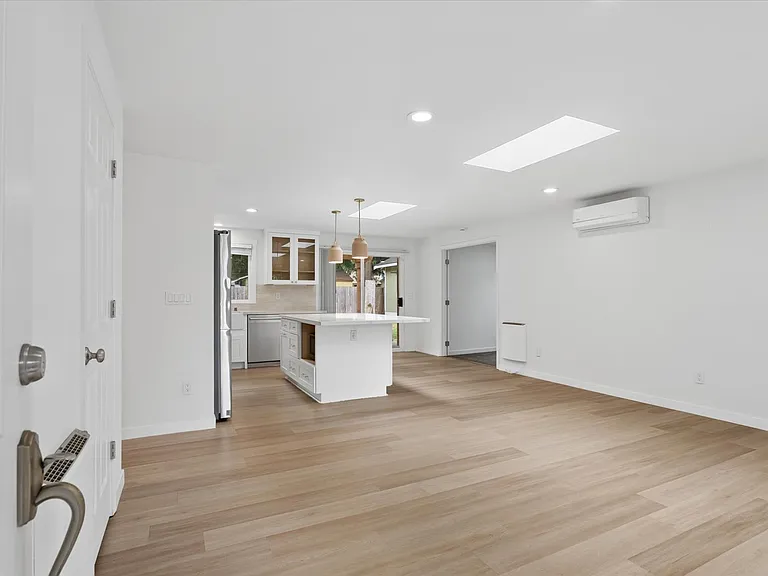 820 207th Pl NE — Photo 3