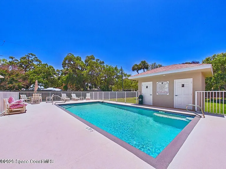 131 Majestic Bay Ave — Photo 2
