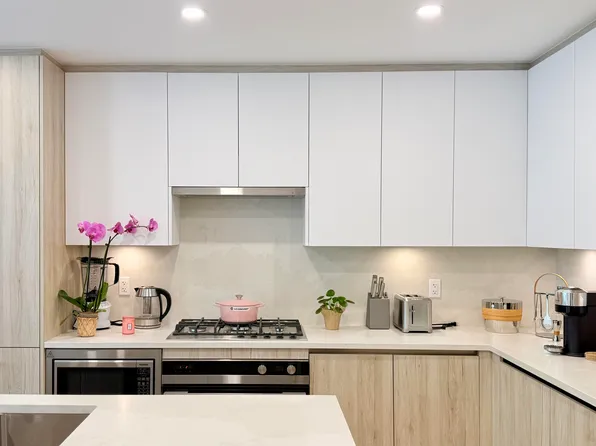 423 6th St #506, West Vancouver, BC V7T 0A1