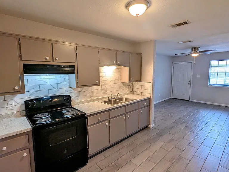 201 W Anderson Ave — Photo 4