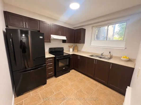 366 Penn Ave, Newmarket, ON L3Y 2S9