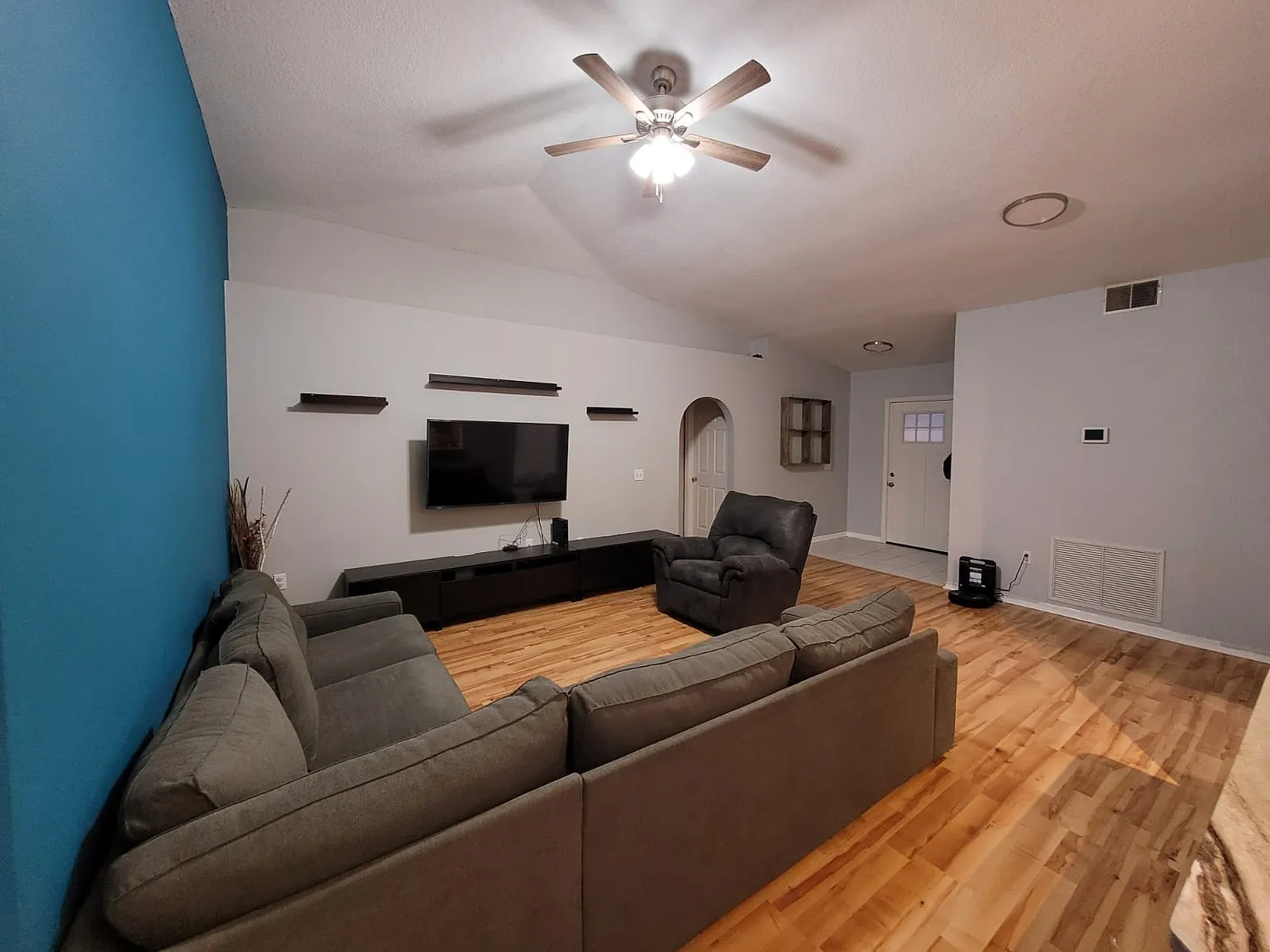 3 bed, 1449 sqft, $2,320 — Photo 3