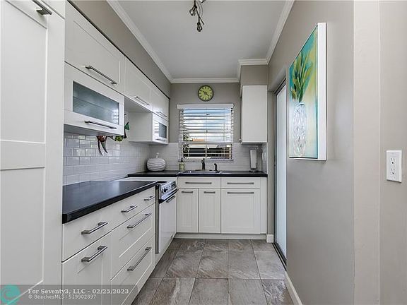 4th image of 181 NE 14th Ave APT 15C