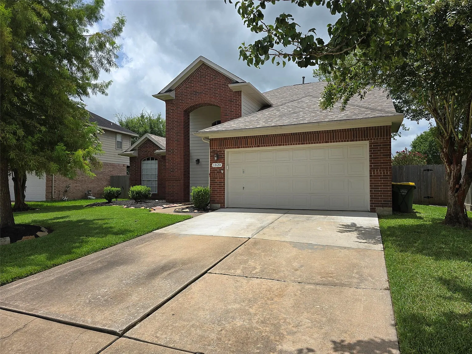4 bed, 2.5 bath, 2409 sqft, $2,700 — Photo 2