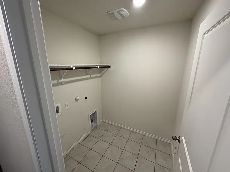 929 Alton Dr — Photo 11