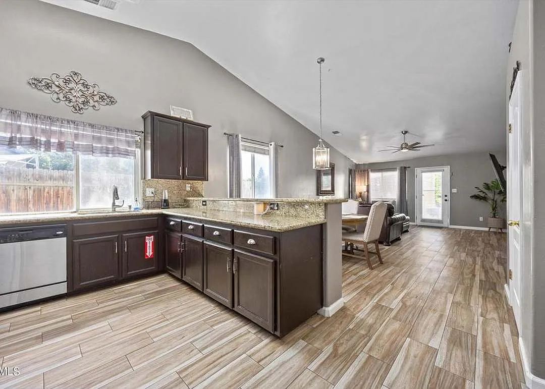 4 bed, 2100 sqft, $3,000 — Photo 3