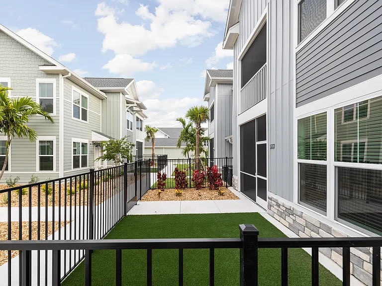 Palm Grove Luxury Apartments — Photo 42