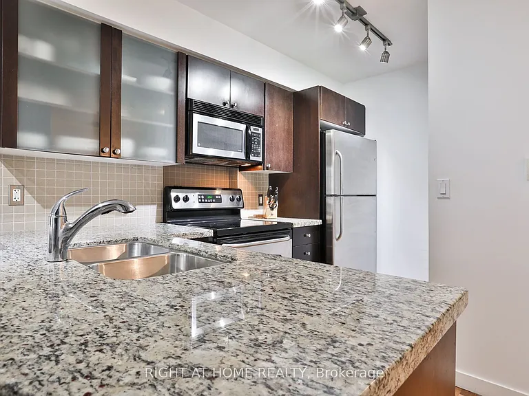 1005 King St W #613 — Photo 3