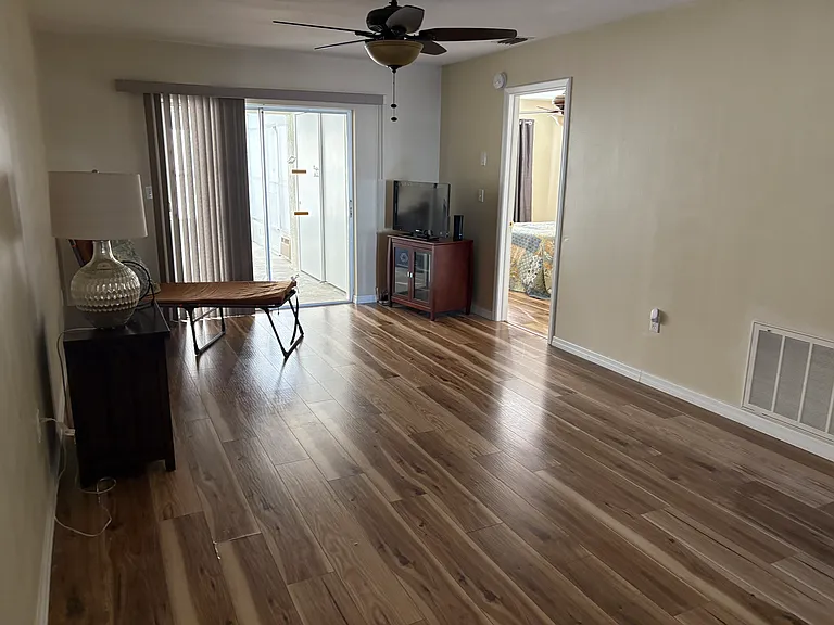 2928 Bradley Ct — Photo 2