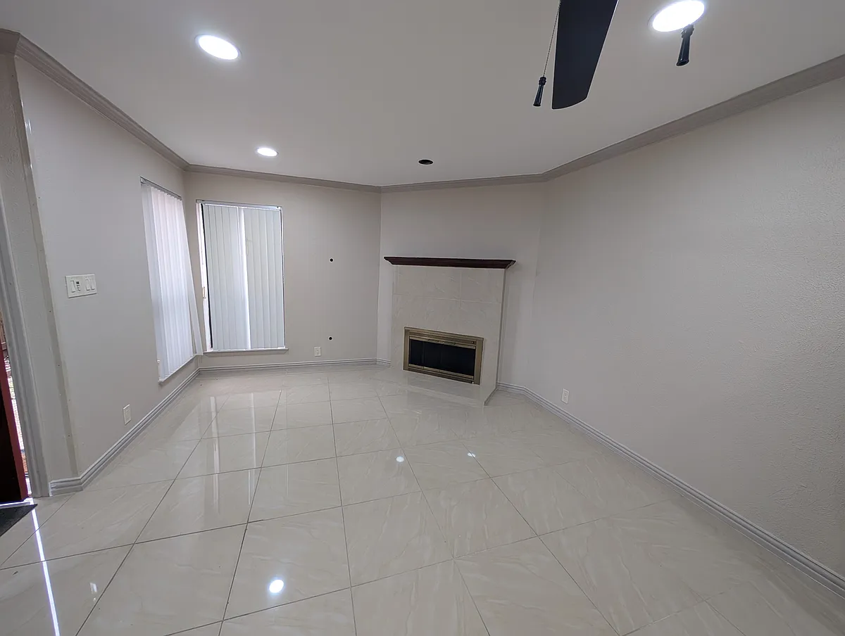 Building Photo - 6646 E Lovers Ln #1105