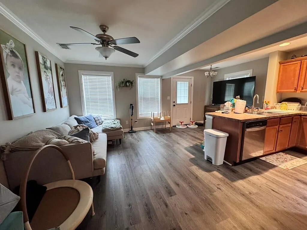 3 bed, 2.5 bath, 1300 sqft, $1,550 — Photo 3