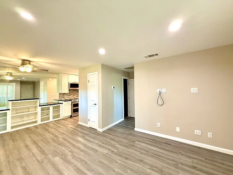 685 N Ashurst Ct #H218 — Photo 2