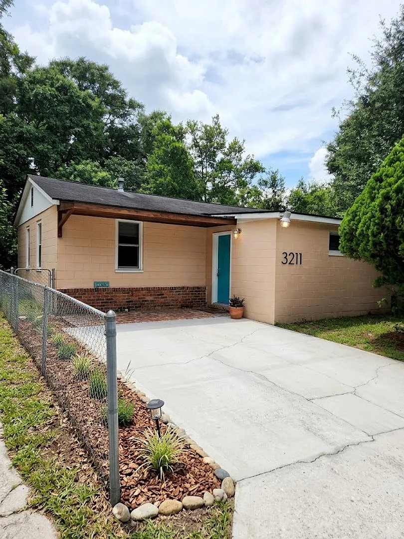 Upgraded 2-bed/1-bath Cottage in Tatem Heights — Photo 2