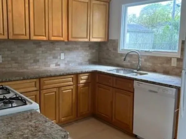 18 Tower Dr, Saline, MI 48176