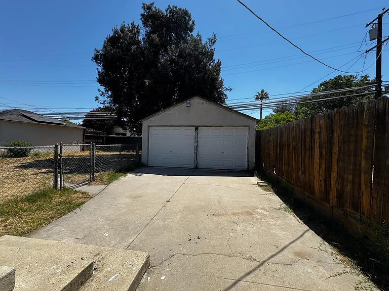 1106 N Fruit Ave — Photo 19