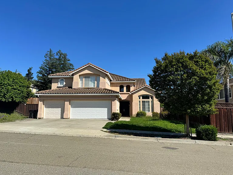 189 Clarence Way — Photo 1