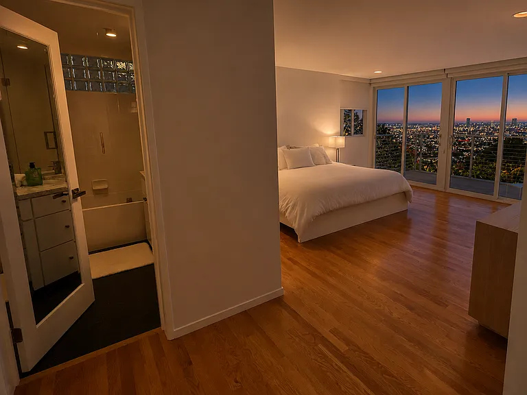 8376 Hollywood Blvd — Photo 41