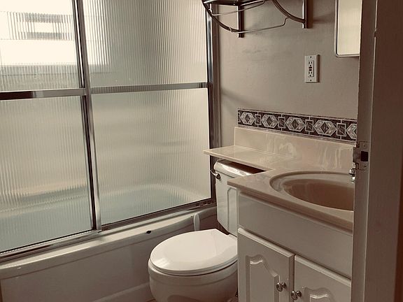 One bathroom with tub/shower