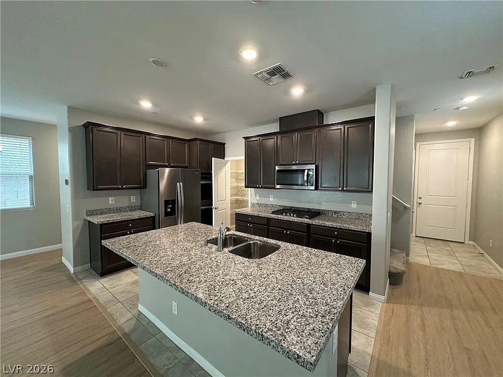 4 bed, 2.5 bath, 2077 sqft, $2,750 — Photo 3