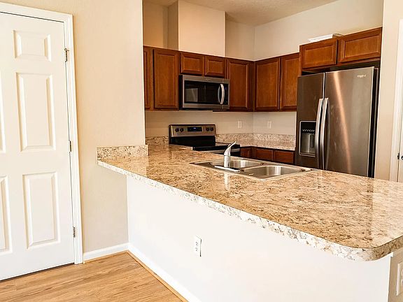 4th image of 221 Mustard Hill Ct