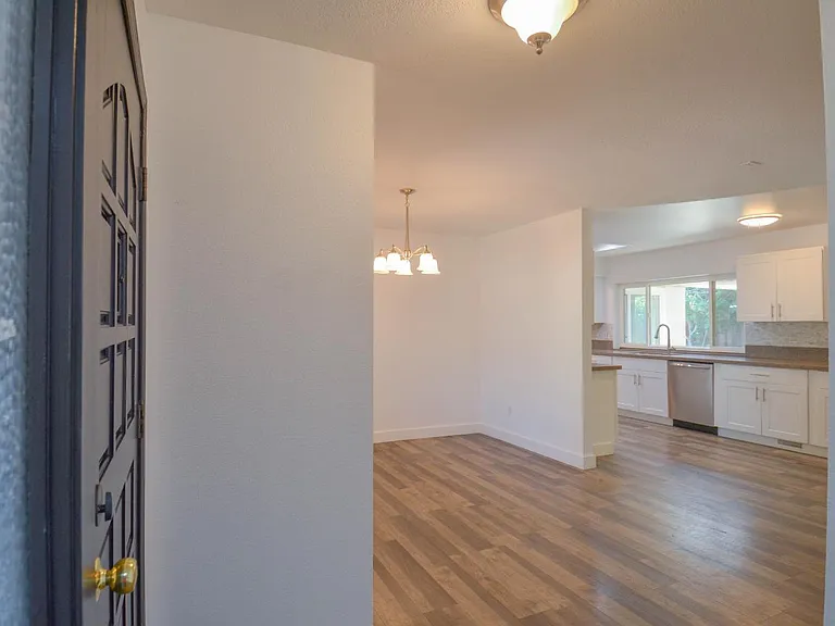 1321 Astoria Dr — Photo 8