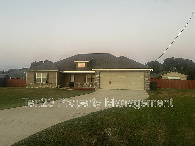 4 bed, 2.0 bath, 2066 sqft, $2,000 — Photo 1