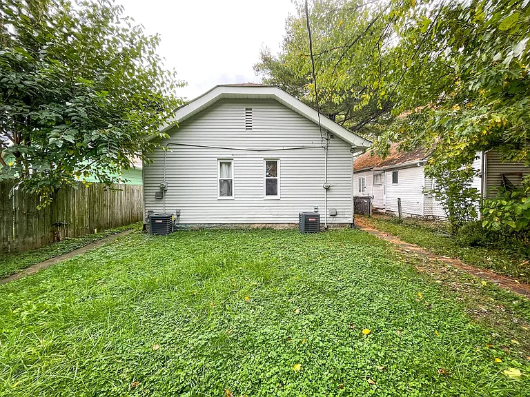 1126-1128 E Bradbury Ave — Photo 6