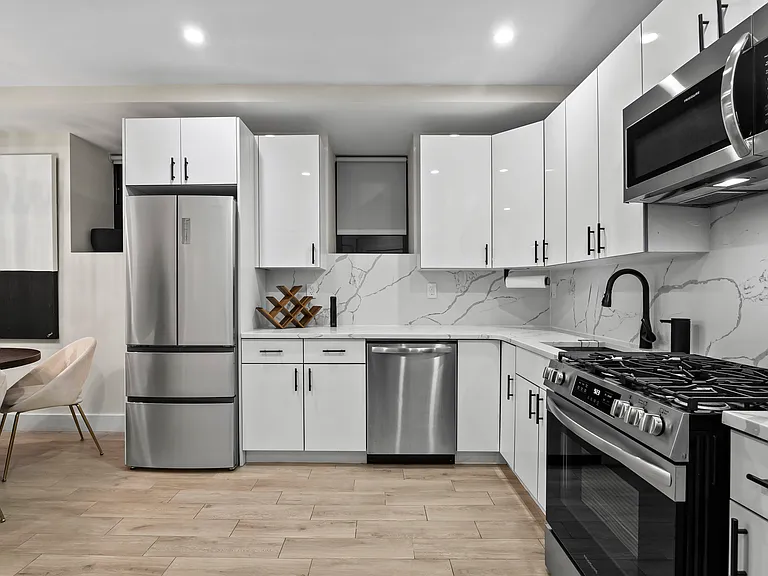 1090 Carroll St #1R — Photo 10