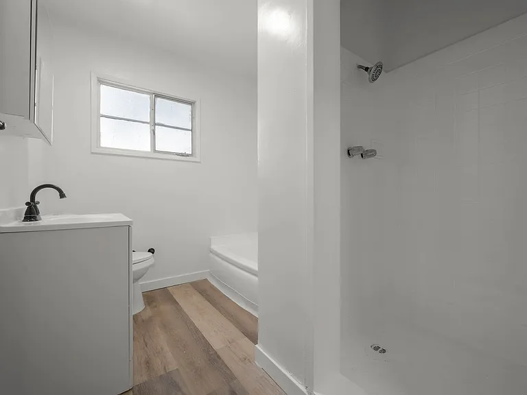 4024-4018 Hillcrest Dr #B — Photo 16
