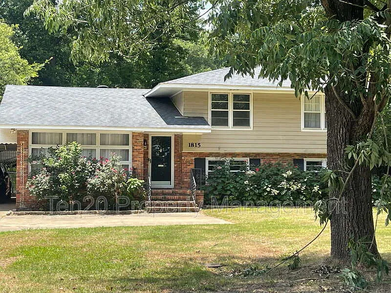 4 bed, 2.0 bath, 2539 sqft, $1,950 — Photo 1