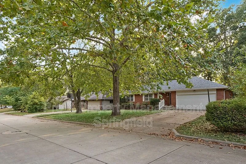 5 bed, 3.0 bath, 3514 sqft, $2,195 — Photo 2