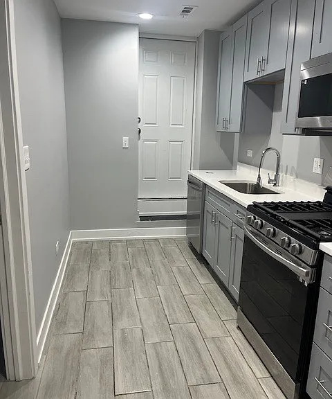 926 W 32nd Pl #B — Photo 1