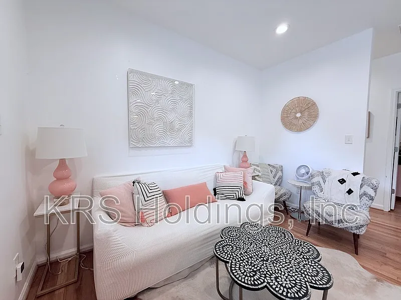 3 bed, 2.0 bath, 753 sqft, $1,900 — Photo 2