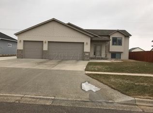 1638 Oakwood Dr, West Fargo, ND 58078